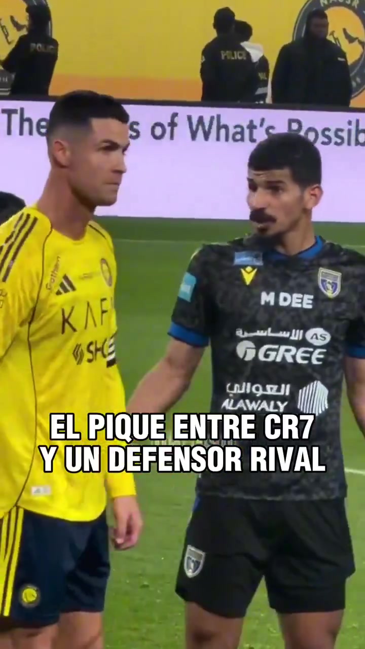 必发官网-C罗与贴防他的后卫发生口角，厉声告诉对方：别碰我